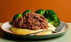Carne Desfiada com Polenta